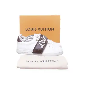 Säljer mina Louis Vuitton skor då jag knappt använt dem o känner att det är ovärt att ha de liggandes. Äkta och box samt distanshandel medföljer 