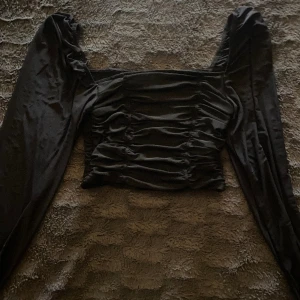  crop topp - svart kroppad topp i strl s som är i fint skick