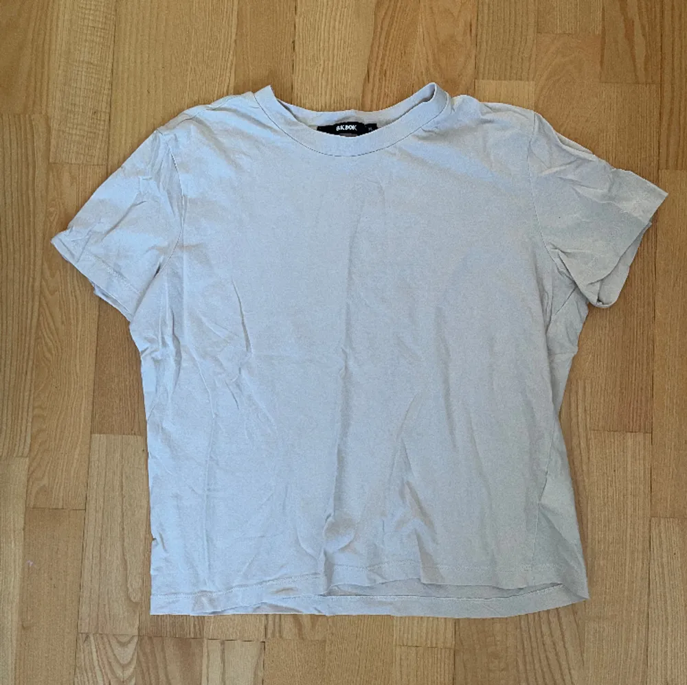 beige basic t-shirt . T-shirts.