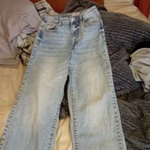 Säljer för de är för små🫶 - Dessa funkar att ha som mid waist men även high waist.🥰 De är i gott skick.☺️