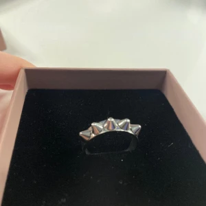 Peak ring singel Steel - Fick den i julklapp men den är för stor samt den är inte min typ av stil 