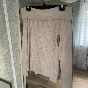 Off-shoulder topp - En jättefin off-shoulder topp🌸 Den är beige och ribbad, i storlek XS men passar även en S. Säljer då den inte kommer till användning längre. 