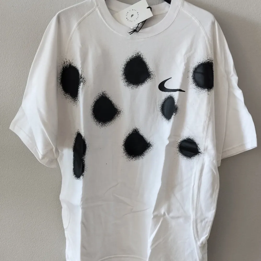 Off-White x Nike Spray Dot White T-shirt  Aldrig använd! Storlek M, Boxy oversized fit!. T-shirts.