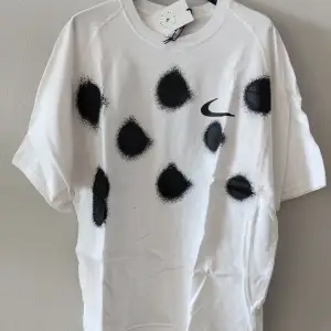 Off-White x Nike Spray Dot White T-shirt  Aldrig använd! Storlek M, Boxy oversized fit!
