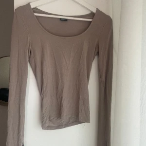 U - ringad tröja - Sjukt fin tröja, i soft touch material. Köpt för några månader sen. Använd Max 3 gånger då jag inte tycker att färgen passar på mig. Sjukt fin och enkel att styla. 🙌🏼
