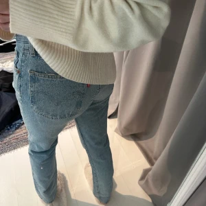 Levis 501 - Levis 501 i jättebra skick, tyvärr för små🫶🏼 de är midwaist  Midjemått: 35cm rakt över  Innerbenslängd: 79cm
