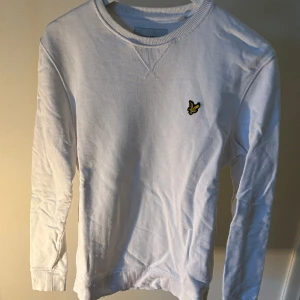 Sweatshirt  - Säljer en fin lyle and scott sweatshirt i toppskick. Endast använd fåtal gånger. Nypris ca 899kr säljes för 349kr