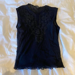 Broderat linne - Köpt på vinted för 100kr, satt tyvärr inte så tight som jag ville (vanligtvis xs).