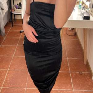 Säljer denna svarta satins klänning då den inte kommer till användning, den är i storlek XS men passar även XXS.  TRYCK INTE PÅ KÖP NU!!🤍🤍