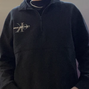 Calvin Klein half zip - En väldigt snygg Calvin Klein half zip som jag köpte för ungefär ett år sedan. Den har inte kommit till användning och därför säljer jag. Priset är inte hugget i sten. Nyskick!