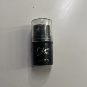 Glam of sweden highlighterstick - En highlighter stick från glam of sweden Säljes för har andra produkter nu Har använt några gånger Defekter: text har gått bort på produkten 