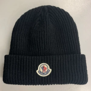 Moncler mössa - Använd fåtal gånger.