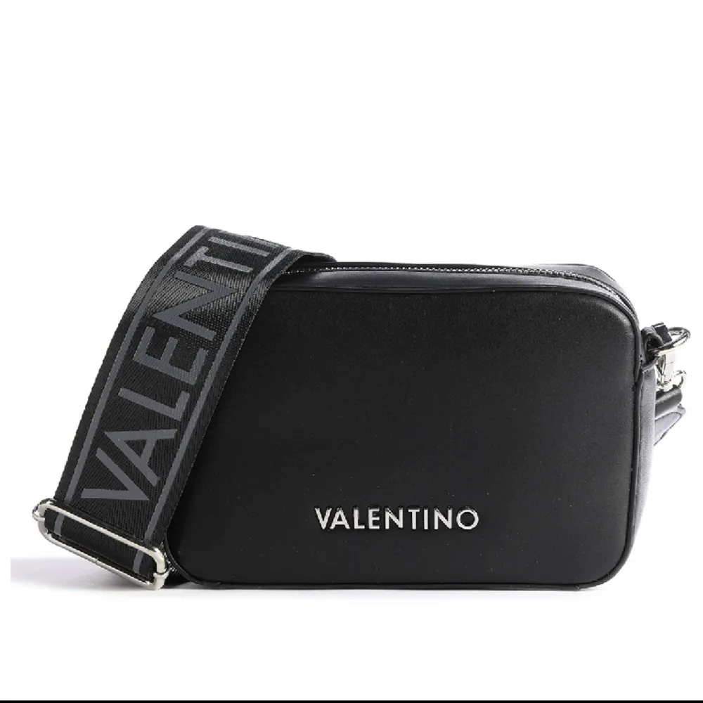 Valentino bags väska i svart. Tror modellen heter camera bag! Kommer med 2 olika band. På de tjocka bandet har det försvunnit lite av den silvriga färgen på metallen, som syns på sista bilden. Säljes då den inte kommer till användning. Väskor.