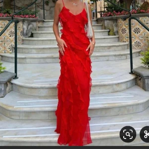 Klänning  - Klänning, Cecilia Dress från Rat and Boa nypris 3400 kr. Använd en gång  Den är uppsydd litegrann av en sömmerska. Jag är 171 cm lång, och hade 10 cm klackar till, och den nuddade fortfarande marken, så fortfarande väldigt lång! ❤️ 