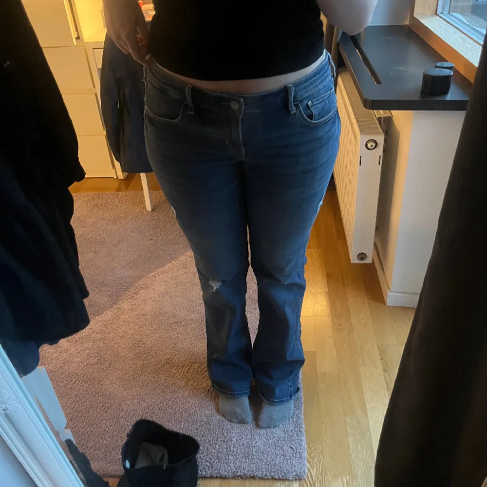 Lågmidjade bootcut jeans som inte kommer till användning. Bra skick . Jeans & Byxor.