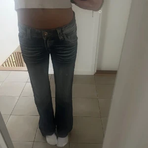 Lågmidjade bootcut jeans - Såå coola lågmidjade bootcut jeans från Gvimmes jeans. Storlek W29 men skulle säga att den passar mest en W27 och W28☺️ Midjemåttet är 87 cm och ytterbensmåttet är 104 cm