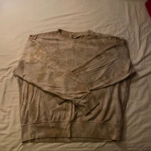 Sweater Weekday - Sweater från weekday i skönt material Köpt för 400kr Coolt mönster