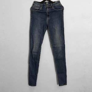 Märke: Crocker Typ: Högmidjade jeans med stretch Färg: Mörkblå Strl: W27/L32 - (XS/S) Skick/övrigt: Begagnat skick. Använda ca 10 gånger. Inga synliga skador/fläckar. Crocker Jeans säljs inte längre men var kända för att ge ett ”lyft” till rumpan.