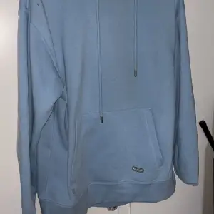 En fräsch baby blå hoodie