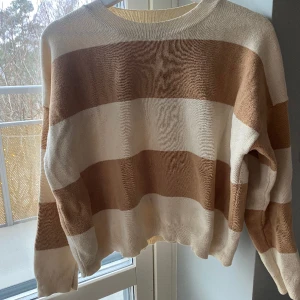 Finstickad, randig, beige bomullströja - Tröja i 100% finstickad bomull (tunnare material). Beige och ljusbeige, nästan naturvit. Storlek S. Köpt i Grekland på Stradivarius 🤍🧸