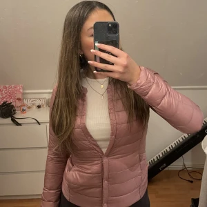 Uniqlo jacka  - Superfin uniqlo jacka i storlek s, inga defekter, Säkjer pga att den är för liten. Pris 300kr❤️‍🔥