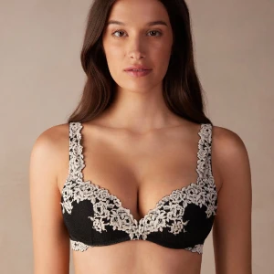 Intimissimi bh - Intimissimi bh svart och vit köpt för 619 (Zalando) köpte för några månader sen men knappt andvänd pågrund att den är för liten på mig💕pris kan diskuteras 