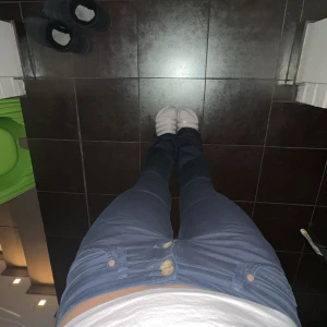 Jeans - Ett par jätte snygga mörkblå jeans. Dom är lågmidgade och ut svängda där nere andvänd typ 2 gånger så bra skick ❤️ pris kan diskuteras passar mig bra i midjan som har en midja på typ 78 cm och är 168 cm lång men skulle passat också ifall man va längre