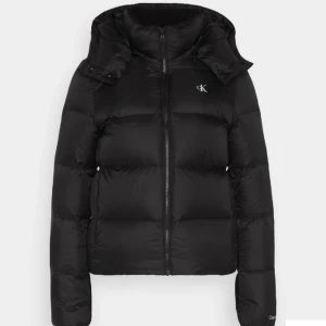 Calvin Klein Vinterjacka - Säljer nu min vinterjacka från Calvin Klein i Storlek S som är slutsåld typ överallt vad jag vet. Köpte för ca 2600 på pondus. Har några defekter som jag kan laga men med tanke på pris. Kan tänka mig sänka till 1000 vid snabb affär🥰