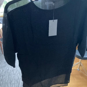 T-shirt blus Icona  - Ny med lapp.  100% viscose  Kommer inplastad 