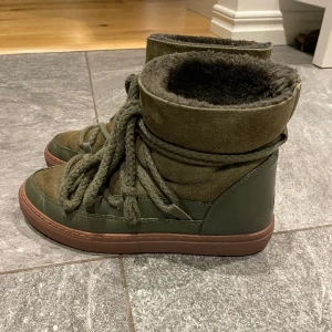 Gröna inukii  - Säljer mina gröna inukii skor. Skorna är väl omhändertagna!  Nypris 2149kr, Strl. 39. Pris kan diskuteras vi snabb affär ❤️