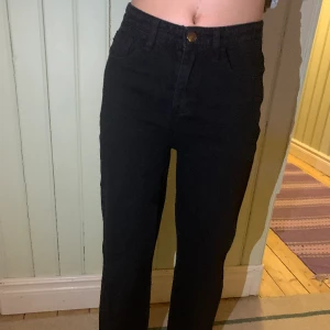 Svarta högmidjade jeans. - Ett par svarta högmidjade jeans i storlek 160. Bra skick.