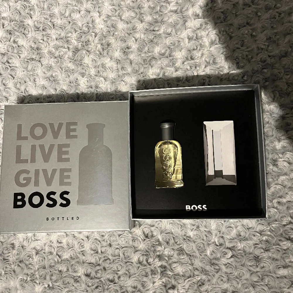 Helt oanvänd boss parfym 50ml. Accessoarer.