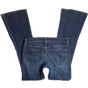 Lågmidjade blåa bootcut jeans 💙MIDJEMÅTT: 69 cm. INNERBENSLÄNGD: 73 cm. GRENDJUP: 16 cm. Ingen bild på då de inte passar!