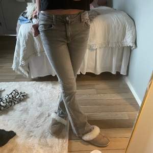 Superfina jeans i dunder skick, använda max 2 gånger!💝Är i storleken 158 o jag är 163cm lång, nypris 300kr, säljer för 180 men kan gå ner i pris!🙀💘