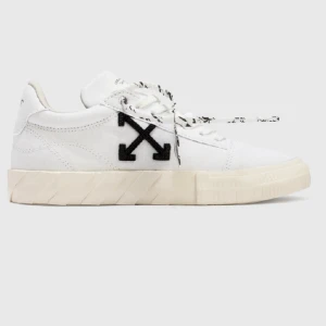 Off white sneakers - Säljer pågrund utav att jag inte använder de, köpta i miinto för cirka 2 år sen. Knappt använda, därav är de inte heller smutsiga. Skokartong osv ingår och så mailar jag miinto kvittot! Det är bara att skriva till mig ifall ni vill ha fler bilder!