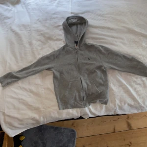 Ralph lauren zip hoodie - Tjena ja säljer min ralph lauren zip hoodie för 500kr den har inga skador och är direkt från ralph lauren shopen nypris 1000 för den är xs men pris kan diskuteras