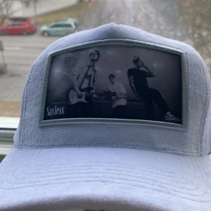 Velvet keps - Helt ny Sayless Velvet keps. Fått i present men passadvindar riktigt. HÖR AV ER OM NI ÄR INTRESSERADE. Skick 10/10 ny pris 350