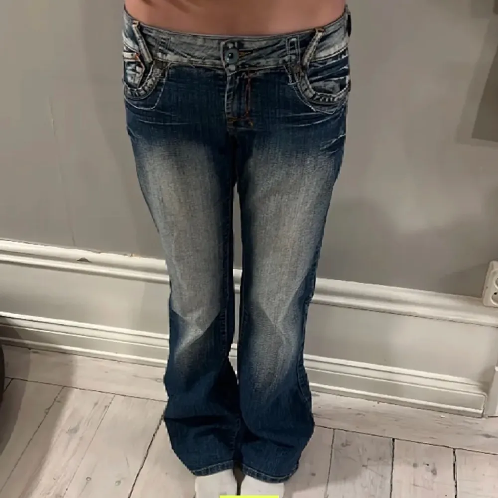 Säljer dessa coola och unika jeans då dem tyväär var för stora för mig😢 kontakta gärna ifall du har några frågor eller funderingar ❤️🥰. Jeans & Byxor.