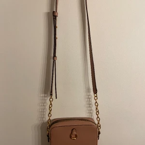 Ralph Lauren väska - Ralph Lauren väska i äkta läder, puder rosa, nyskick. Om fler bilder önskas är det bara att skriva! Vid snabb affär kan pris diskuteras!