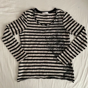 randig topp med rhinestones - i bra skick, passar som s/m . tryck inte på köp nu