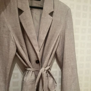 Kavaj med bälte - Superfin kavaj med ”linne” look. Finns ett tunt bälte till för markerad midja, men går också att ta av ☺️