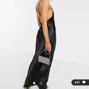 Säljer denna helt oanvända klänning från asos. ( lapp på) skriv DM för fler bilder! 