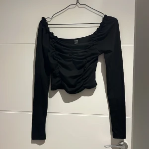 Svart Fin Top -  Ny strl M, säljes då jag har två likadana  True to size 