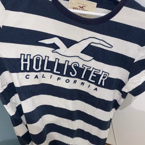 T-shirt hollister - Säljer nu denna t-shirt , storlek s