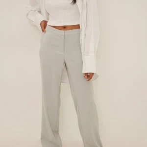 NAKD byxor - Byxor från NAKD, i bra skick men de är lite noppriga. Går bort om man anstränger sig, men ingenting man tänker på när man använder dem. Bra längd på mig som är 182. Hör av dig för egna bilder eller om du har någon fråga💗