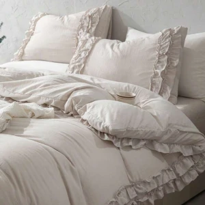 Påslakanset 3 delar - Säljer detta jättefina påslakansettet med volang ifrån Shein. Det är helt oanvänt därav bilder från sheins hemsida med det ser ut som på bild. Säljer pga för stort för mig. Hör av dig vid funderingar💗💗