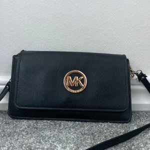 Michael kors väska - Jättesöt MK väska, som man ser på andra bilden är magneten borta där uppe men dragkedjan stänger väskan helt så den behövs ändå inte🤍Annars i fint skick, PRIS KAN PRATAS NER VID SNABB AFFÄR❤️