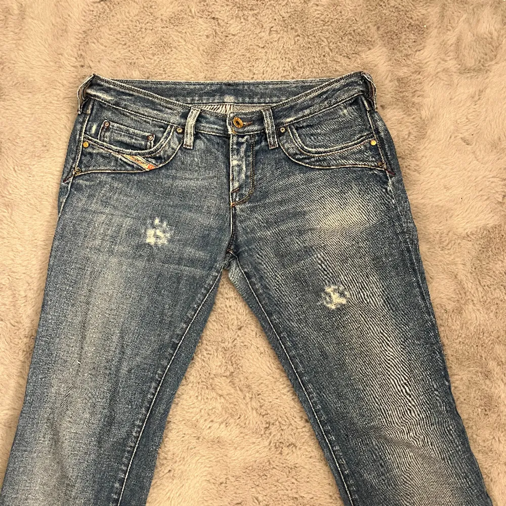 Säljer dessa jättesnygga lågmidjade jeans från Diesel❣️ Dom passar en S-M och är de är perfekt längd på mig som är 170. Tyget längst ner vid fötterna är lite slitna men inget man märker eller tänker på! Bara att skriva om du har mera frågor❤️. Jeans & Byxor.