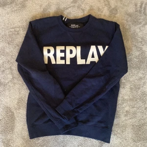 Replay sweater - Säljer nu denna marinblåa sweatshirt från Replay. Tröjan är i fint skick och har inga defekter eller liknande! Hör av dig ifall du har minsta fundering!