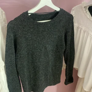 Grå stickad tröja  - En grå/svart stickad tröja från Vero Moda super skön och så fin färg 